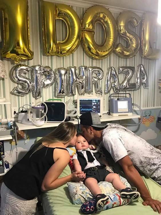 Os pais de Jonatas, Aline e Renato Openkoski, com o beb&ecirc;