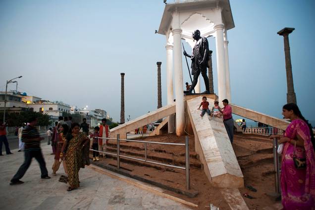 Estátua de Mahatma Gandhi na cidade de Pondicherry, Índia Estátua de Mahatma Gandhi na cidade de Pondicherry, Índia