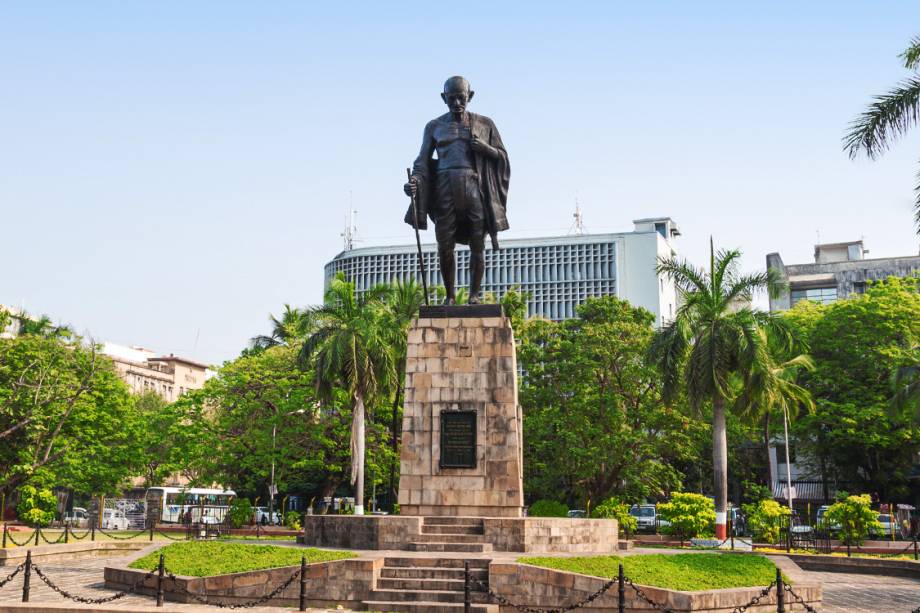 Estátua de Mahatma Gandhi no centro de Mumbai, Índia