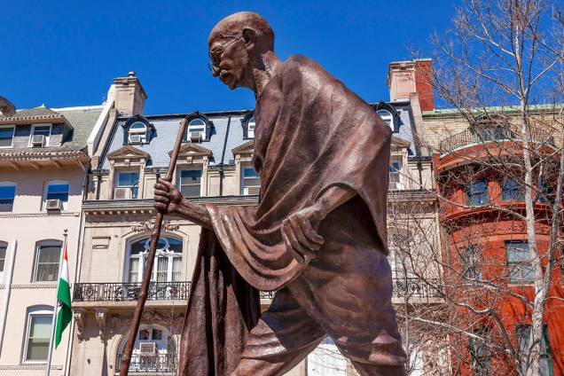 Estátua de Mahatma Gandhi em frente à embaixada da Índia, em Washington Estátua de Mahatma Gandhi em frente à embaixada da Índia, em Washington