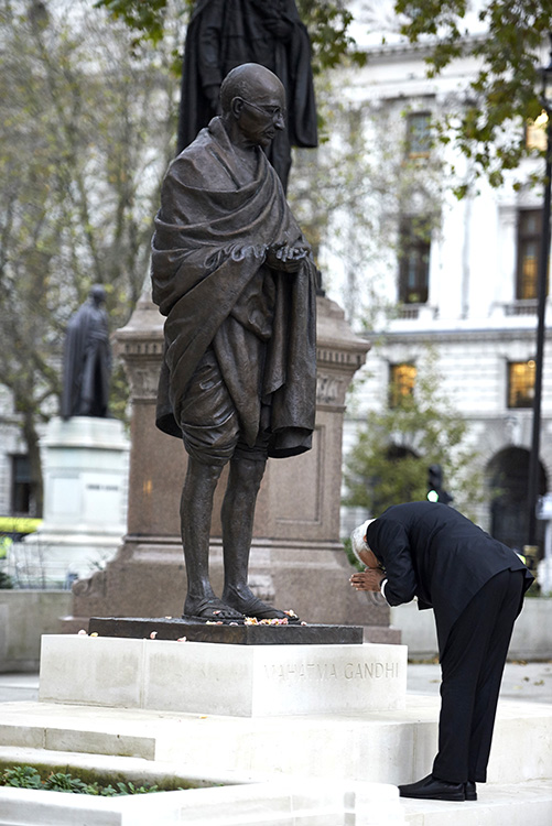 O primeiro-ministro da Índia, Narendra Modi, presta homenagem à Estátua de Mahatma Gandhi na Praça do Parlamento, em Londres - 12/11/2015 O primeiro-ministro da Índia, Narendra Modi, presta homenagem à Estátua de Mahatma Gandhi na Praça do Parlamento, em Londres - 12/11/2015