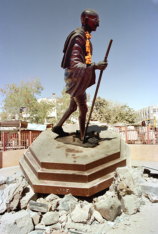 Base da estátua de Gandhi é destruída após terremoto em Gujarat em 2001, na Índia Base da estátua de Gandhi é destruída após terremoto em Gujarat em 2001, na Índia