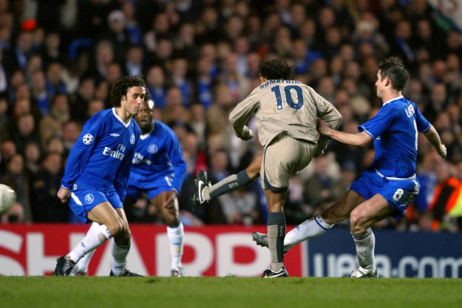 Ronaldinho Gaúcho em ação pelo Barcelona durante partida contra o Chelsea pela Liga dos Campeões de 2005