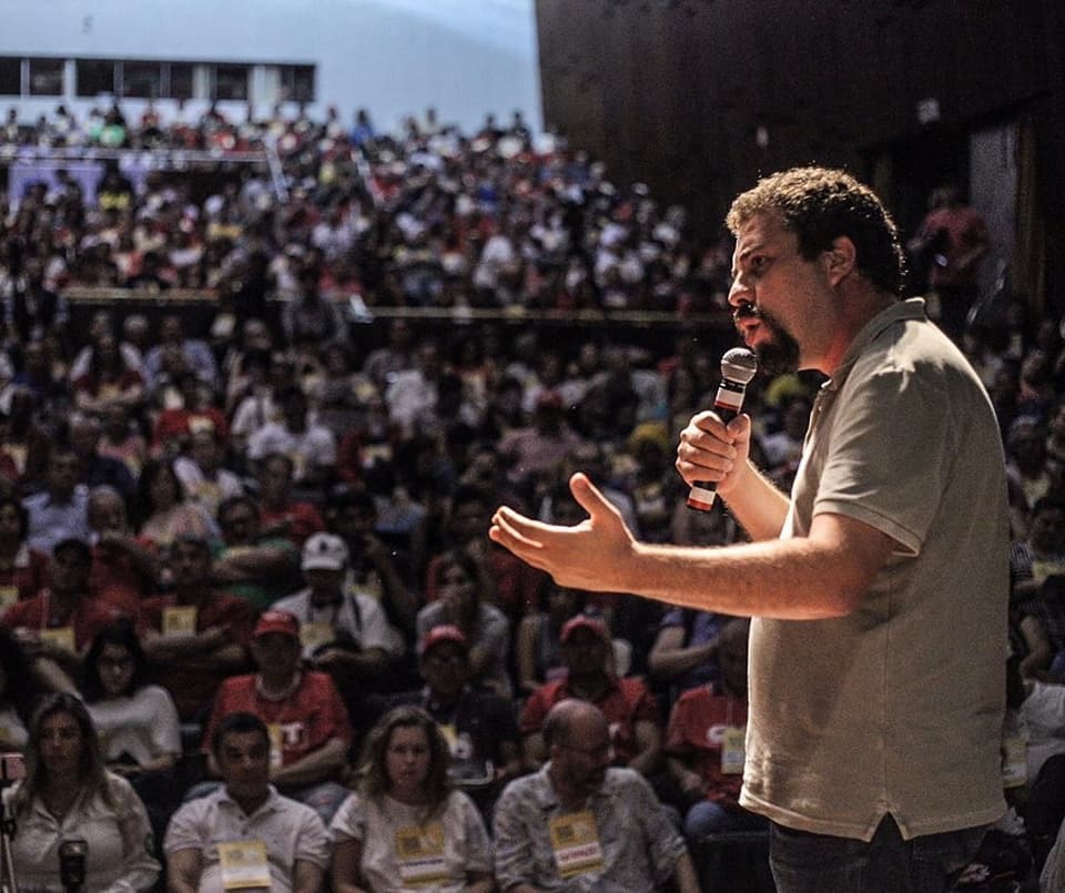 ‘Domingo da vergonha’, diz Guilherme Boulos em Porto Alegre