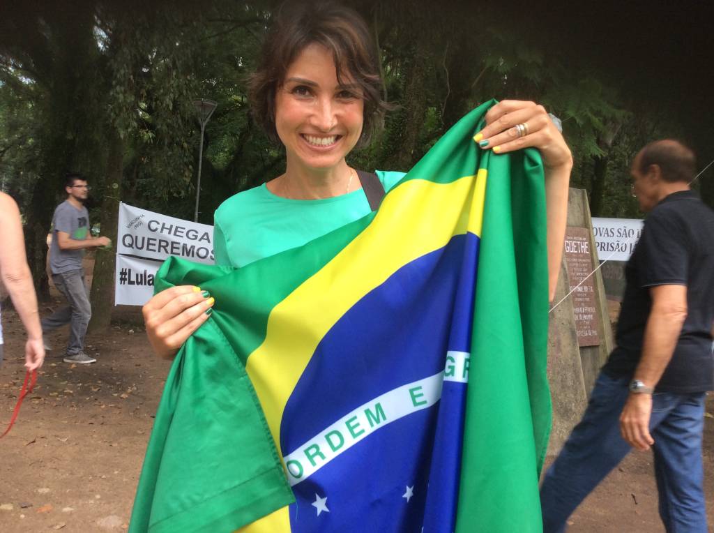 Vereadora N&aacute;dia Gerhard (PMDB) pintou as unhas nas cores da bandeira do brasil para protesto contra Lula