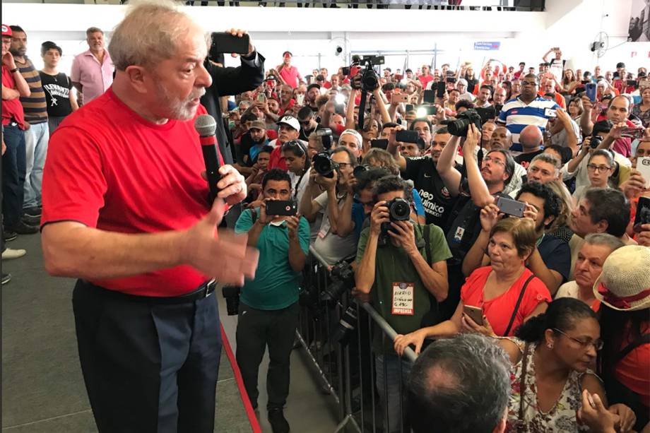 O ex-presidente Lula chega ao Sindicato dos Metalúrgicos, em São Bernardo do Campo (SP), para acompanhar o julgamento do TRF4 - 24/01/2018 O ex-presidente Lula chega ao Sindicato dos Metalúrgicos, em São Bernardo do Campo (SP), para acompanhar o julgamento do TRF4 - 24/01/2018