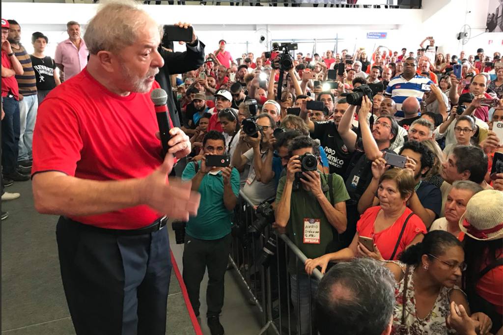 O ex-presidente Lula chega ao Sindicato dos Metal&uacute;rgicos, em S&atilde;o Bernardo do Campo (SP), para acompanhar o julgamento do TRF4 - 24/01/2018