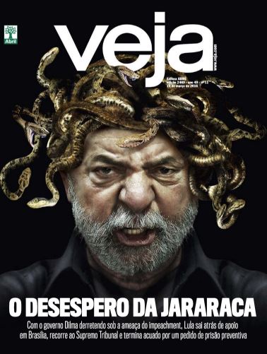 VEJA de 16 de março de 2016 estampou o rosto do ex-presidente Lula. Anos após o triunfo dos dois mandatos como presidente do país, Lula enfrentou, em 2015, o começo de um período sombrio decorrente da Operação Lava Jato, deflagrada em 2014 pela Polícia Federal (PF) para investigar um esquema de lavagem e desvio de dinheiro na Petrobras, envolvendo políticos e empresários. Com a ameaça da Lava Jato, e a impopularidade de sua sucessora, Dilma Rousseff, Lula busca apoio na base aliada e se passa a fazer discursos para declarar sua inocência e uma suposta perseguição da PF, do Ministério Público e da Justiça. Sobre Lula, pesam as acusações de corrupção, tráfico de influência e lavagem de dinheiro. No mesmo ano, assiste à ruína de Dilma: Alvo de um pedido de Impeachment, sua impopularidade cresce junto às manifestações populares pedindo sua destituição. Em agosto de 2016, perde o mandato e é substituída por seu vice, Michel Temer (MDB). VEJA de 16 de março de 2016 estampou o rosto do ex-presidente Lula. Anos após o triunfo dos dois mandatos como presidente do país, Lula enfrentou, em 2015, o começo de um período sombrio decorrente da Operação Lava Jato, deflagrada em 2014 pela Polícia Federal (PF) para investigar um esquema de lavagem e desvio de dinheiro na Petrobras, envolvendo políticos e empresários. Com a ameaça da Lava Jato, e a impopularidade de sua sucessora, Dilma Rousseff, Lula busca apoio na base aliada e se passa a fazer discursos para declarar sua inocência e uma suposta perseguição da PF, do Ministério Público e da Justiça. Sobre Lula, pesam as acusações de corrupção, tráfico de influência e lavagem de dinheiro. No mesmo ano, assiste à ruína de Dilma: Alvo de um pedido de Impeachment, sua impopularidade cresce junto às manifestações populares pedindo sua destituição. Em agosto de 2016, perde o mandato e é substituída por seu vice, Michel Temer (MDB).