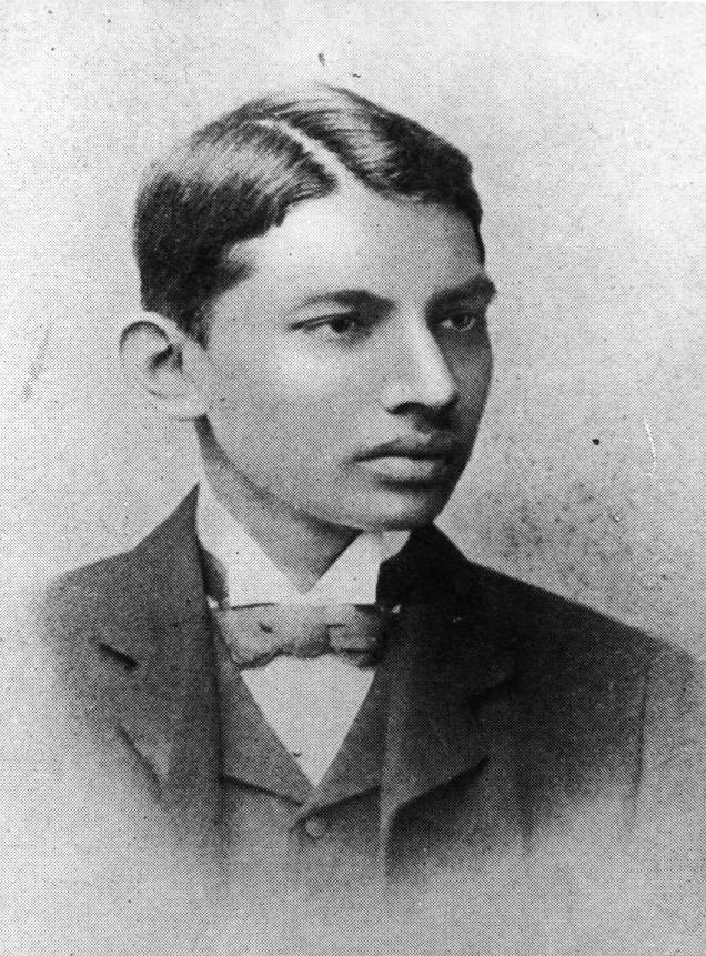 Retrato de Gandhi na faculdade de direito, em 1887 Retrato de Gandhi na faculdade de direito, em 1887