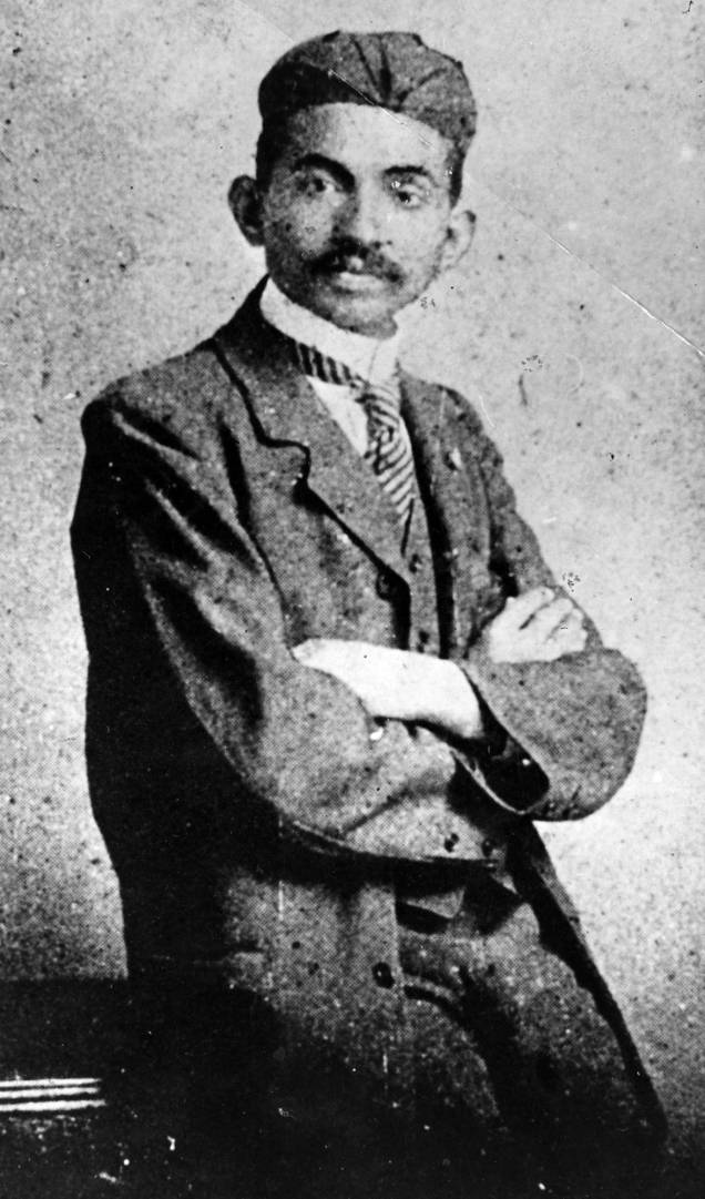Mahatma Gandhi como advogado na Inglaterra, por volta de 1889 Mahatma Gandhi como advogado na Inglaterra, por volta de 1889