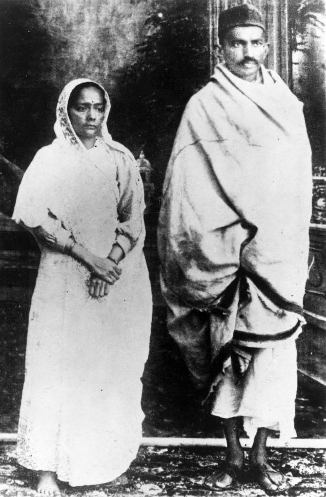 Mahatma Gandhi e sua esposa pouco antes de ser preso acusado de conspiração, em 1922 Mahatma Gandhi e sua esposa pouco antes de ser preso acusado de conspiração, em 1922