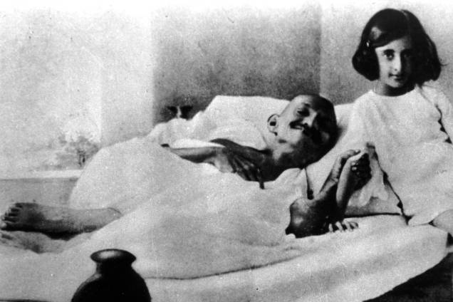 Gandhi jejuando, ao lado de Indira Gandhi, filha de Nehru e futura Primeira-Ministra da Índia, em 1924 Gandhi jejuando, ao lado de Indira Gandhi, filha de Nehru e futura Primeira-Ministra da Índia, em 1924