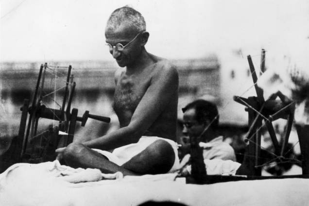 Mahatma Gandhi usa uma máquina de costura, em 1925 Mahatma Gandhi usa uma máquina de costura, em 1925