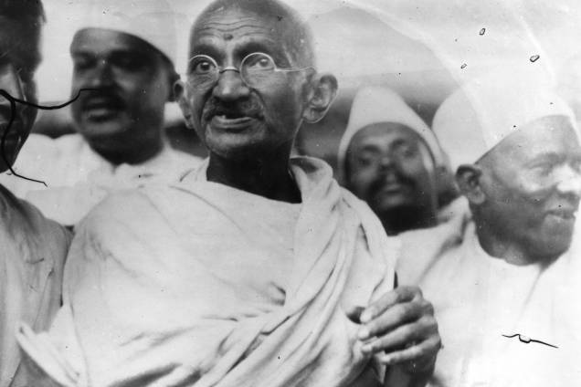 Mahatma Gandhi lidera a 'Marcha do Sal' com milhares de pessoas até o mar e que durou mais de vinte e quatro dias, em 1930 Mahatma Gandhi lidera a 'Marcha do Sal' com milhares de pessoas até o mar e que durou mais de vinte e quatro dias, em 1930