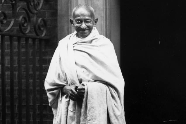 Mahatma Gandhi do lado de fora do escritório do primeiro-ministro do Reino Unido, na Downing Street, durante sua viagem pelo Reino Unido, em 1931 Mahatma Gandhi do lado de fora do escritório do primeiro-ministro do Reino Unido, na Downing Street, durante sua viagem pelo Reino Unido, em 1931