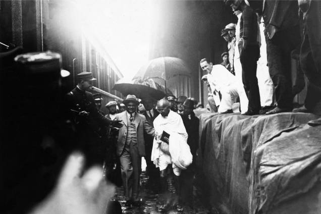 Mahatma Gandhi em uma estação de Marselha, na França, em 1934 Mahatma Gandhi em uma estação de Marselha, na França, em 1934