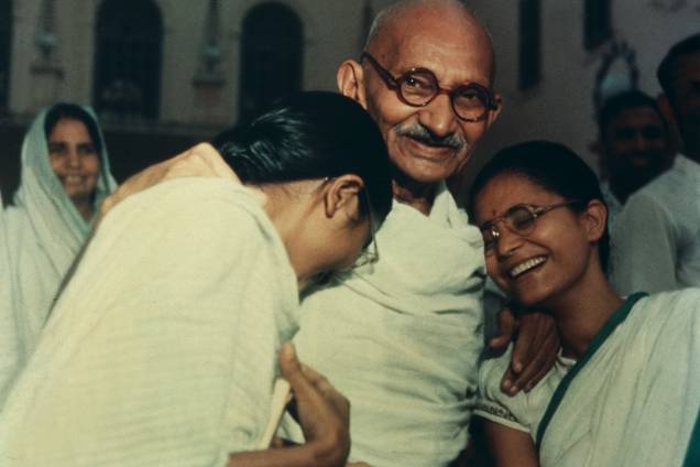 Mahatma Ghandi com seus netos, Manu (esq.) e Kanuïs wife Abha, em Delhi, em 1948 Mahatma Ghandi com seus netos, Manu (esq.) e Kanuïs wife Abha, em Delhi, em 1948