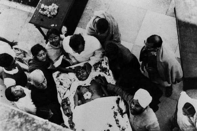 O corpo de Gandhi é velado em Nova Delhi, em 1948 O corpo de Gandhi é velado em Nova Delhi, em 1948