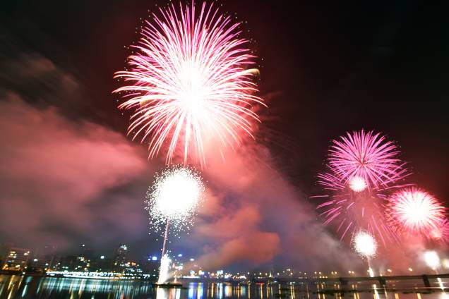 Fogos de artifício explodem sobre a Lagoa Ébrié, na cidade de Abidjan, na Costa do Marfim Fogos de artifício explodem sobre a Lagoa Ébrié, na cidade de Abidjan, na Costa do Marfim