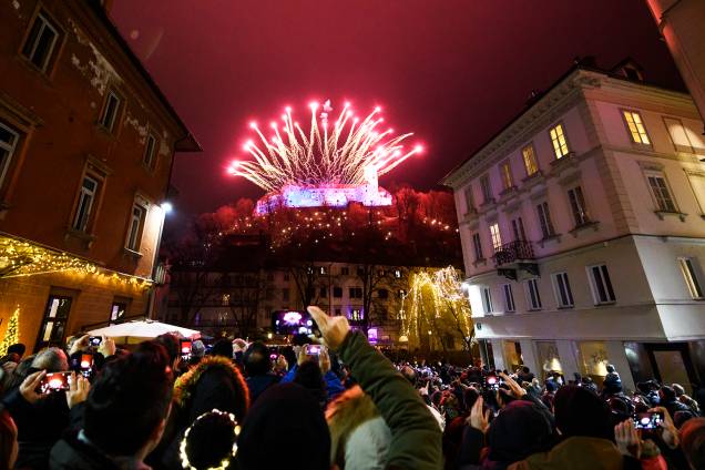 Fogos de artifício explodem próximos do Castelo de Lubliana, na Eslovênia Fogos de artifício explodem próximos do Castelo de Lubliana, na Eslovênia