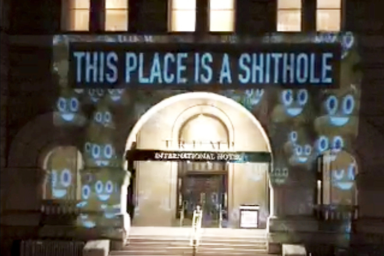 Projeções são vistas na fachada do Trump International Hotel, em Washington - 14/01/2018