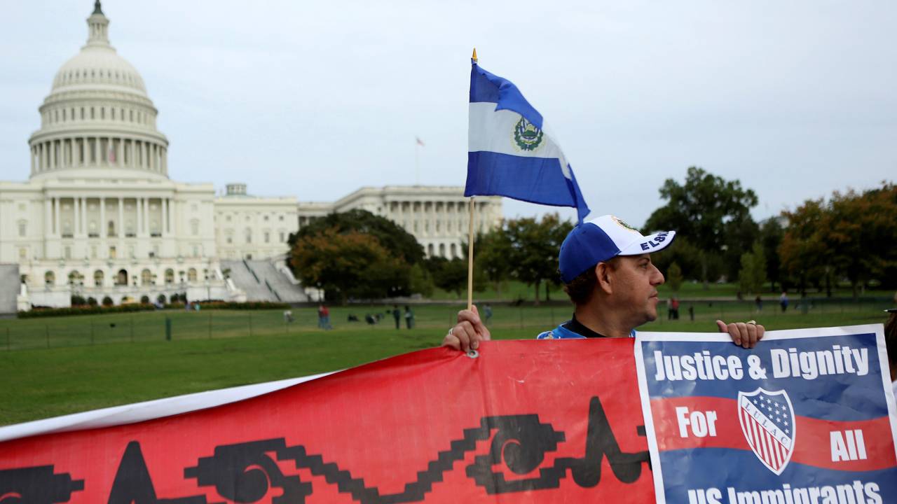 Imigrante de El Salvador em frente ao Capitólio