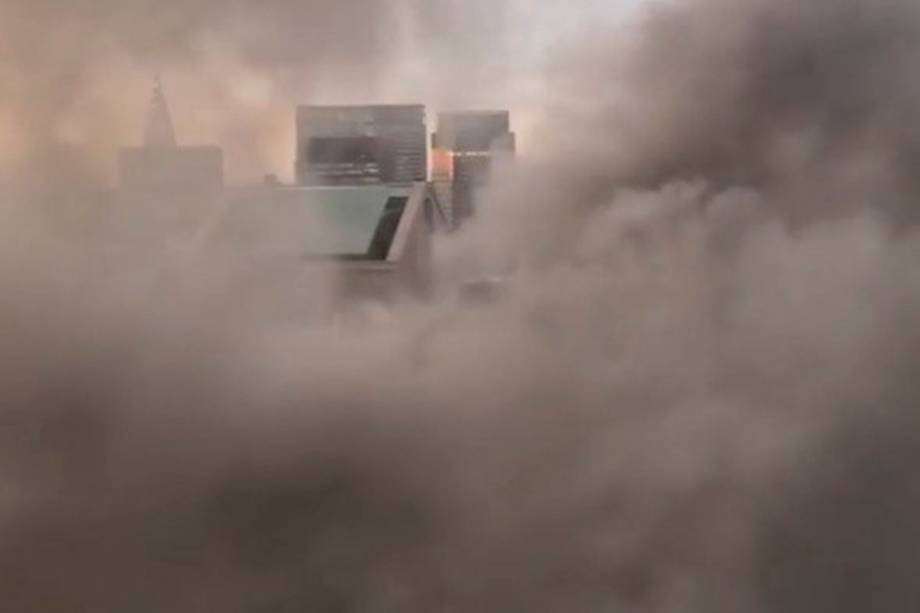 Fumaça é vista sobre o telhado da Trump Tower, em Nova York - 08/01/2018