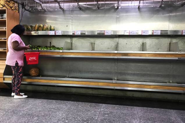 Mulher observa limões em prateleiras vazias de um supermercado em Caracas, na Venezuela - 10/01/2018 Mulher observa limões em prateleiras vazias de um supermercado em Caracas, na Venezuela - 10/01/2018