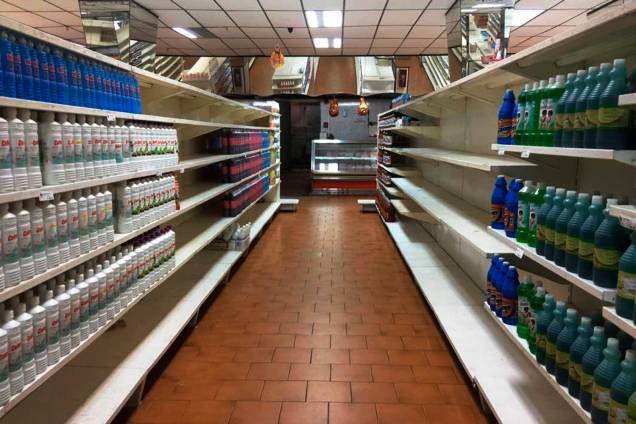 Prateleiras são vistas parcialmente vazias em um supermercado de Caracas, na Venezuela - 06/01/2018 Prateleiras são vistas parcialmente vazias em um supermercado de Caracas, na Venezuela - 06/01/2018