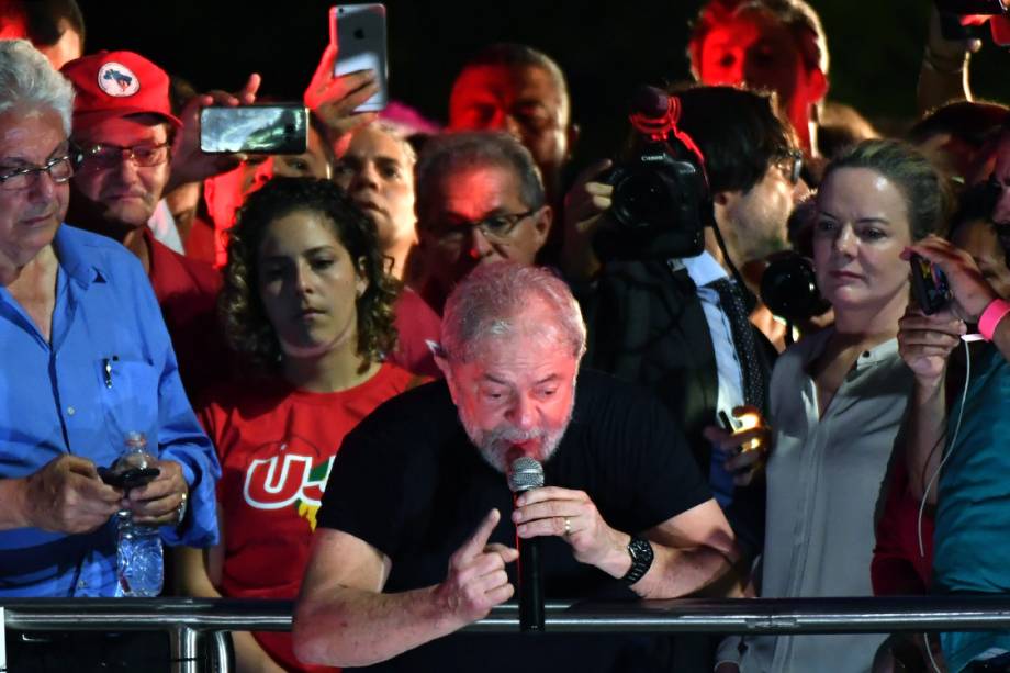 O ex-presidente Lula fala durante ato no centro de São Paulo, após seu julgamento O ex-presidente Lula fala durante ato no centro de São Paulo, após seu julgamento
