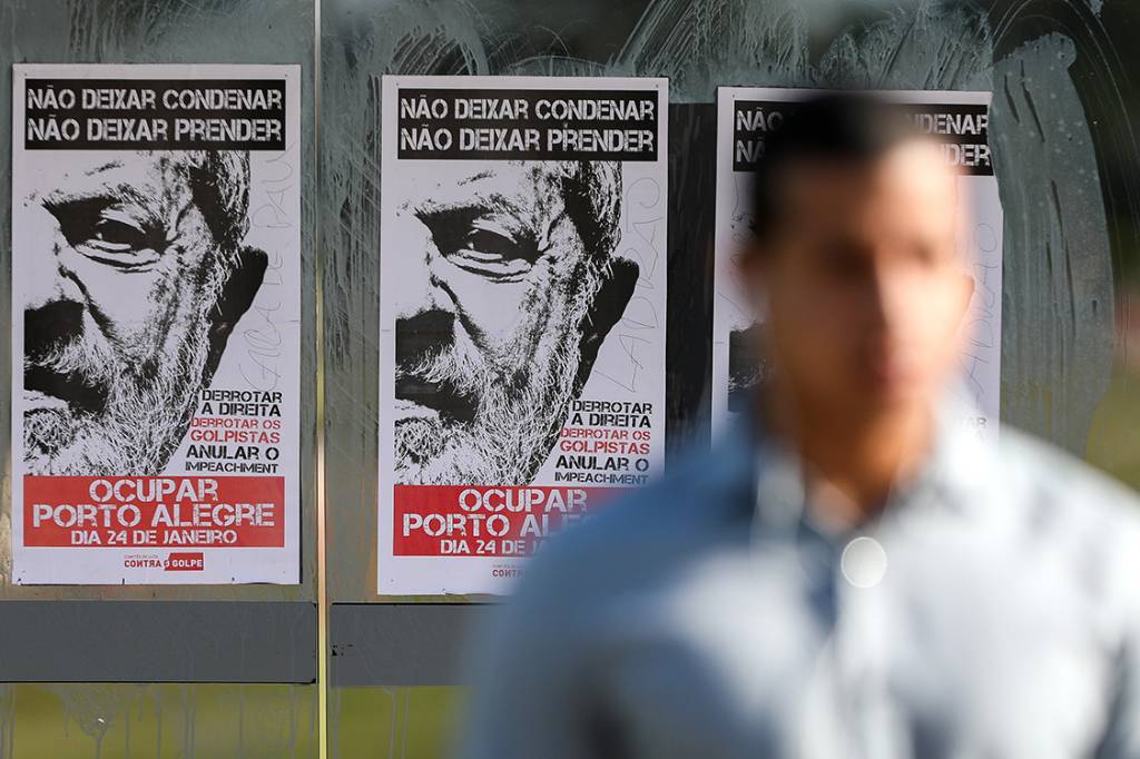Cartaz em apoio ao ex-presidente Lula &eacute; visto em Bras&iacute;lia - 23/01/2018