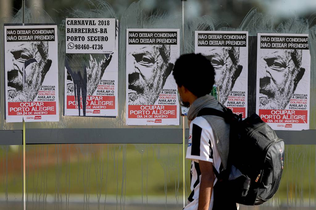Cartaz em apoio ao ex-presidente Lula &eacute; visto em Bras&iacute;lia - 23/01/2018