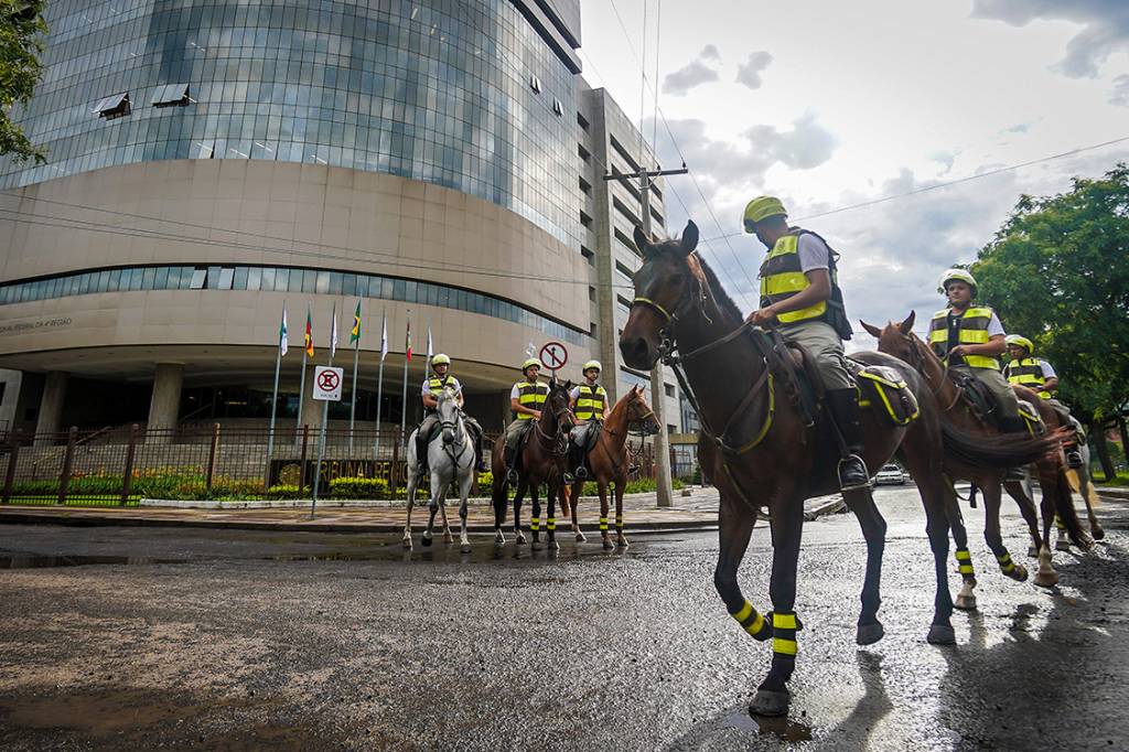 Policiais &agrave; cavalo patrulham entorno do Tribunal Regional de Porto Alegre, onde o ex-presidente Lula ser&aacute; julgado - 23/01/2018