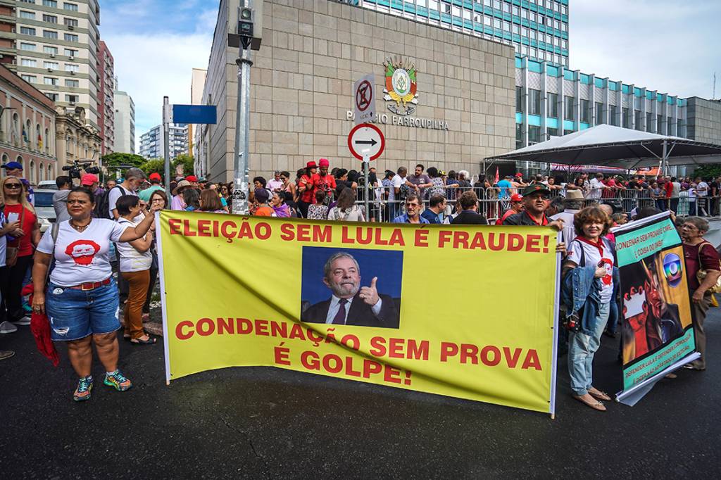 Manifestantes protestam em apoio ao ex-presidente Lula, do lado de fora da Assembl&eacute;ia Legislativa do Rio Grande do Sul, em Porto Alegre - 23/01/2018