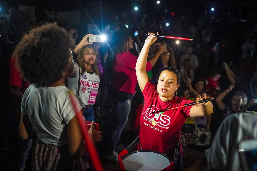 Manifestantes protestam em apoio ao ex-presidente Lula, do lado de fora da Assembl&eacute;ia Legislativa do Rio Grande do Sul, em Porto Alegre - 23/01/2018