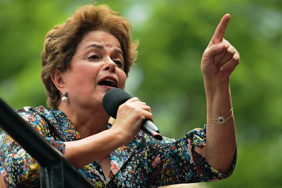 A ex-presidente Dilma Rousseff fala durante ato em apoio ao ex-presidente Lula, em Porto Alegre - 23/01/2018