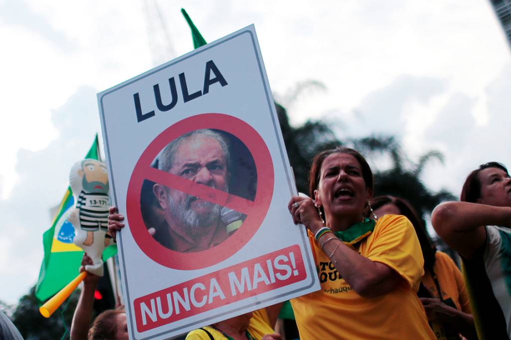 Manifestante segura cartaz contra o ex-presidente Lula, durante manifesta&ccedil;&atilde;o em Porto Alegre - 23/01/2018