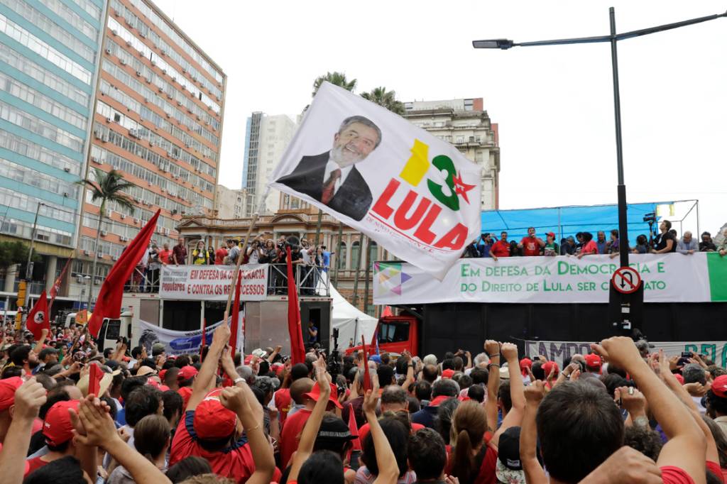 Manifestantes participam de ato pr&oacute;-Lula em Porto Alegre na v&eacute;spera do julgamento do ex-presidente - 23/01/2018