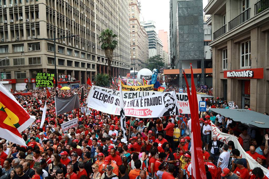 Manifestantes participam de ato pr&oacute;-Lula em Porto Alegre na v&eacute;spera do julgamento do ex-presidente - 23/01/2018