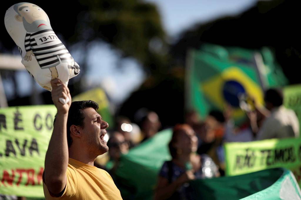 Manifestantes protestam contra o ex-presidente Lula, em Bras&iacute;lia - 23/01/2018
