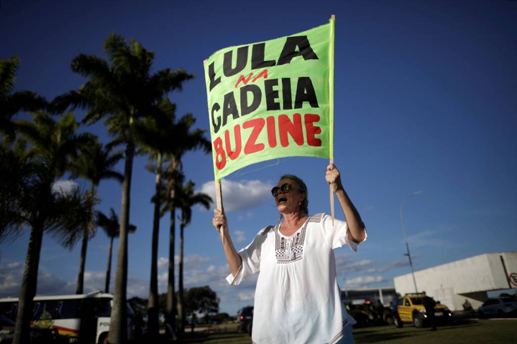 Manifestante protesta contra o ex-presidente Lula, em Bras&iacute;lia - 23/01/2018