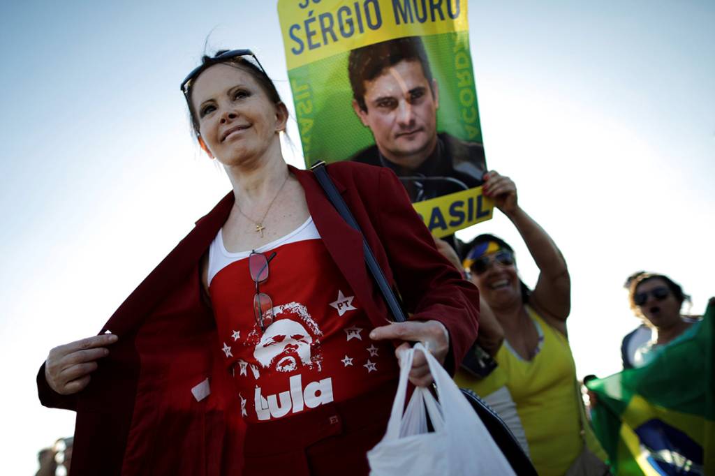Apoiadora de Lula &eacute; vista pr&oacute;ximo a uma manifestante contra o ex-presidente, em Bras&iacute;lia - 23/01/2018