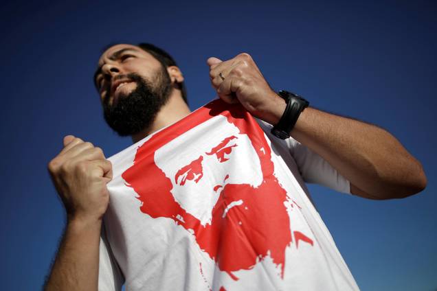 Manifestante usa camiseta em apoio ao ex-presidente Lula, em Brasília - 23/01/2018 Manifestante usa camiseta em apoio ao ex-presidente Lula, em Brasília - 23/01/2018