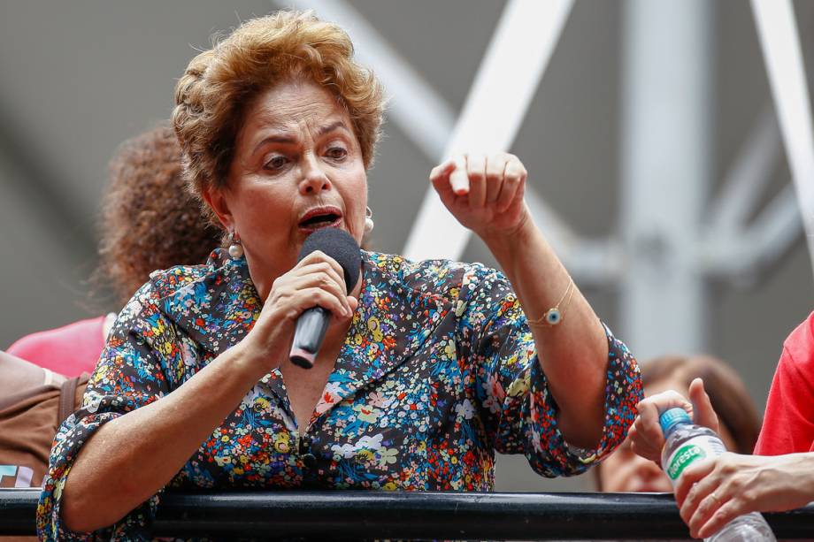 A ex-presidente Dilma Rousseff fala durante ato em apoio ao ex-presidente Lula, em Porto Alegre - 23/01/2018 A ex-presidente Dilma Rousseff fala durante ato em apoio ao ex-presidente Lula, em Porto Alegre - 23/01/2018