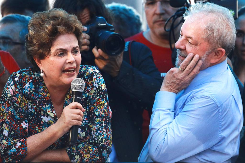 A ex-presidente Dilma Rousseff fala durante ato em apoio ao ex-presidente Lula, em Porto Alegre - 23/01/2018