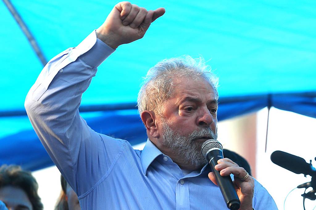 O ex-presidente Lula discursa em ato na v&eacute;spera de seu julgamento, em Porto Alegre - 23/01/2018