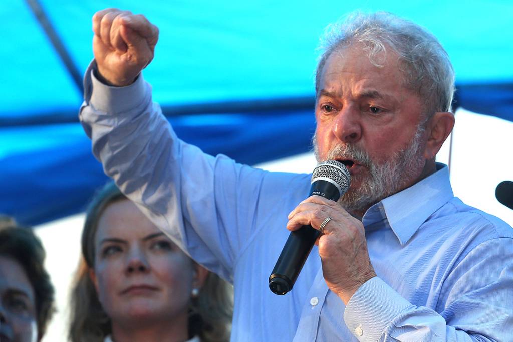 O ex-presidente Lula discursa em ato na v&eacute;spera de seu julgamento, em Porto Alegre - 23/01/2018