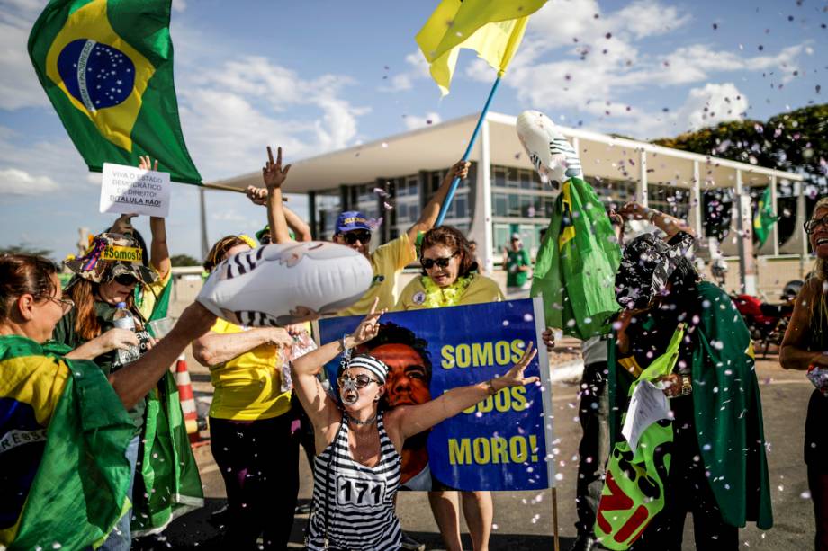 Manifestantes comemoram condenação do ex-presidente Lula, em Brasília - 24/01/2018 Manifestantes comemoram condenação do ex-presidente Lula, em Brasília - 24/01/2018