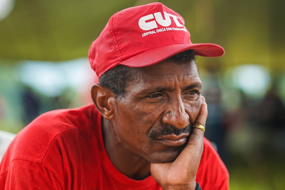 Manifestante lamenta condenação de Lula, durante protesto em Porto Alegre - 24/01/2018 Manifestante lamenta condenação de Lula, durante protesto em Porto Alegre - 24/01/2018