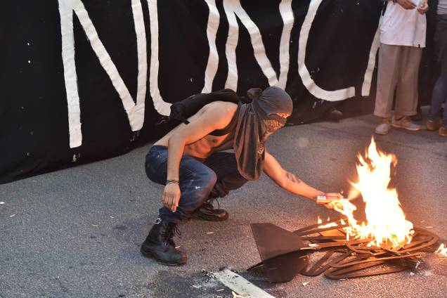 Manifestante coloca fogo em catraca de papel, durante protesto contra aumento da tarifa, em São Paulo Manifestante coloca fogo em catraca de papel, durante protesto contra aumento da tarifa, em São Paulo